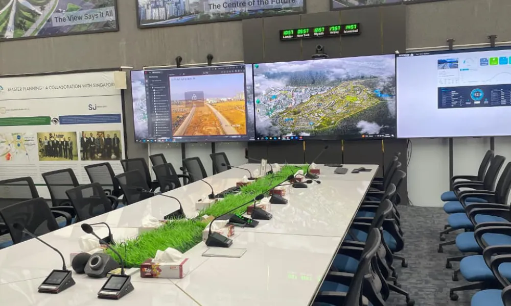 Многофункциональный зал Capital Smart City в Исламабаде с пультами SPON на столе